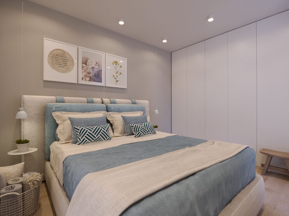 3D απεικόνιση ενός άνετου υπνοδωματίου σε διαμέρισμα διακοπών στην Βαλτική, με μεγάλο κρεβάτι, λευκές ντουλάπες και μπλε-λευκά λευκά είδη.