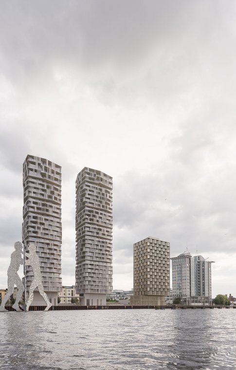 Ουρανοξύστες με το γλυπτό Molecule Man κάτω από συννεφιασμένο ουρανό, ατμοσφαιρική 3D απεικόνιση από gmsvision