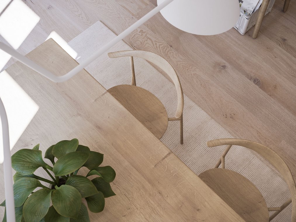 3D απεικόνιση του διαμερίσματος διακοπών στη Βαλτική με λήψη από ψηλά ενός ξύλινου τραπεζιού, δύο καρεκλών και ενός πράσινου φυτού.